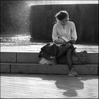 Dívka čtoucí knihu