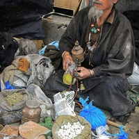 Lidé z Ladaku - dědek kořenář
