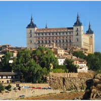 Španělské Toledo a renesanční pevnost Alcázar se čtyřmi věžemi v rozích.