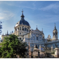 Katedrála Santa Maria la Real de la Almudena, situovaná těsně u královského paláce v Madridu.