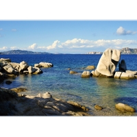 Skalnaté pobřeží v Sardinii