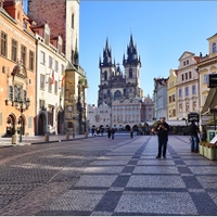 Nedělní vylidněná Praha (1)