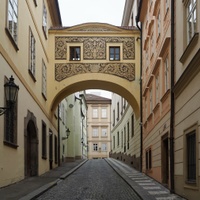 zastřešený můstek v Thunovské ulici (v Praze)
