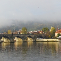 Dnešní mlhavé ráno nad Karlovým mostem