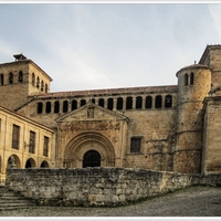 Santillana del Mar a nejslavnější kostel z 12. stol.