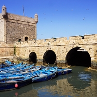 Essaouira s bývalou portugalskou pevností a s rybářskými dřevěnými loděmi