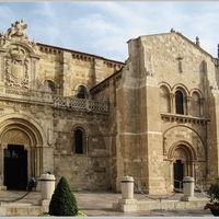 Průčelí baziliky sv. Izidora v Leónu, Španělsko