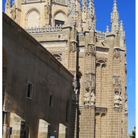 Toledo - Klášter sv. Jana Králů je arcidílem pozdně gotického isabelského slohu se složitou žebrovou klenbou. 