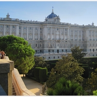 Královský palác v Madridu od zahrad Sabatini