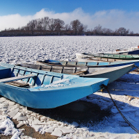 Čluny v ledě na Dunaji