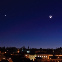 Měsíc v doprovodu Venuše na večerní obloze
