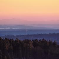 Rakouský Schneeberg z rozhledny Mařenky na Vysočině (vzdálenost 156 km)