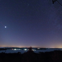 Zimní noční obloha s Venuší (a letadlem)