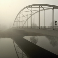 karlštejnský most v ranní mlze