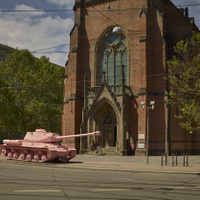 Růžový tank před Červeným kostelem