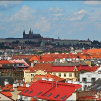 Z Vyšehradu k hradu k Pražskému hradu.