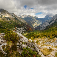 Alpské podzimní údolí