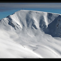 Tři skyalpinisti na Gableru.