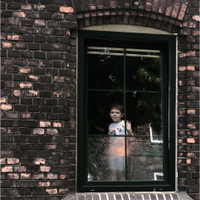 Chlapec za oknem