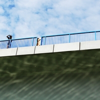 Fotograf na mostě.
