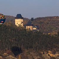 Plechvá obloha, letadlo, Karlštejn,balon a stín