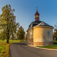 Cestou kolem kapličky