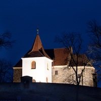 Vesnický kostelík večer.