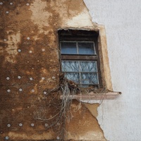 smutné okno v opuštěném domě
