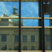 Historická budova Národního muzea v nové budově Národního muzea