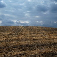 mraky nad strništěm