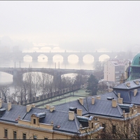 Mrazivá mlha nad Prahou