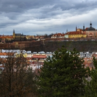 Zamračená, stověžatá