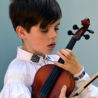 Chlapec s houslemi