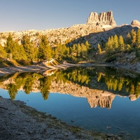 V Dolomitech u jezírka