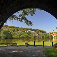 V průhledu