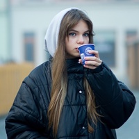 dívka s kapucí