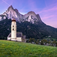Kostelík pod horami v Dolomitech