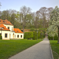 Jaro v zahradě Břevnovského kláštera 