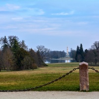 Průhled parkem