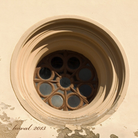 okno plné kroužků