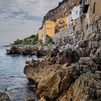 město na a pod útesem