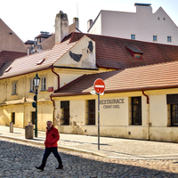 Přes ulici .. U Lužického semináře 