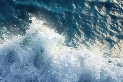 Vlny narážející na vlny oceánu