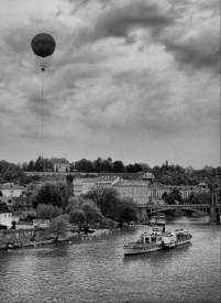 Obraz Balón nad řekou s lodí