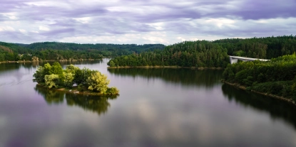 Obraz Osvětlený ostrov na Dalešické přehradě.