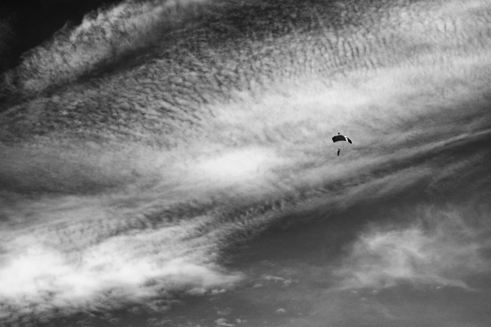 Obraz Letní obloha s mraky a parašutistou